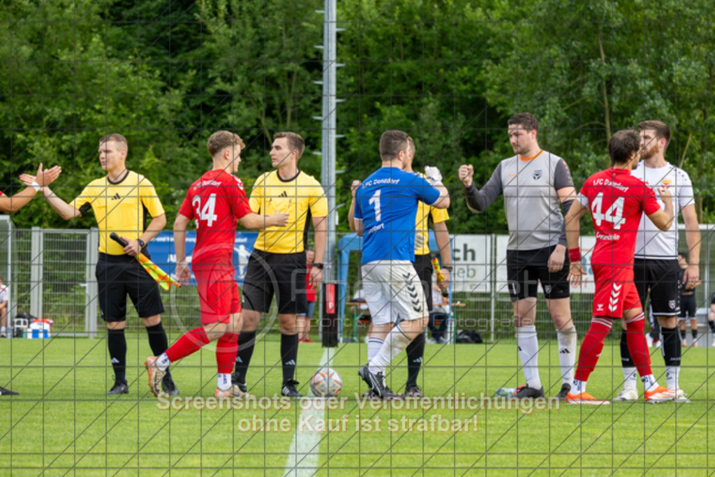 20250616_182818_0080 | #,  TV Eybach (weiß) vs. 1.FC Donzdorf II (rot), Fussball, Entscheidungsspiel 3 in Kreisliga A3 - Bezirk Neckar/Fils, Saison 2024/2025, Rasensportplatz, Staufenecker Str. 41, 73084 Salach, 16.06.2025 - 18:30 Uhr,Foto: PhotoPeet-Sportfotografie/Peter Harich