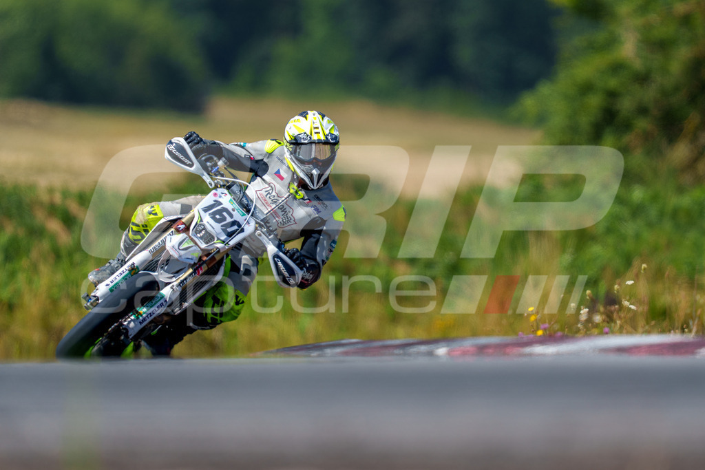 SuperMoto_Staatsmeisterschaft_Fuglau-natural-682 | GRIPcapture steht für authentische Sportfotografie in Österreich – für Momente, die mehr sind als Geschwindigkeit oder Ergebnis. Es geht um Emotion, Spannung, Fokus und den Augenblick, der oft nur einen Wimpernschlag dauert.Ob Motorsport, Teamsport oder 
