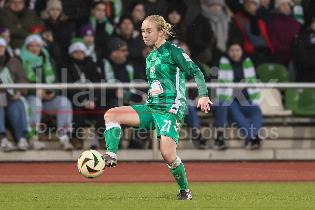 Fussball, Google Pixel Frauen-Bundesliga, SV Werder Bremen - VfL Wolfsburg | v.li.: Caroline Siems (SV Werder Bremen, 21) am Ball, Freisteller, Einzelbild, Ganzkörper, Aktion, Action, Spielszene, DIE DFB-RICHTLINIEN UNTERSAGEN JEGLICHE NUTZUNG VON FOTOS ALS SEQUENZBILDER UND/ODER VIDEOÄHNLICHE FOTOSTRECKEN. DFB REGULATIONS PROHIBIT ANY USE OF PHOTOGRAPHS AS IMAGE SEQUENCES AND/OR QUASI-VIDEO.