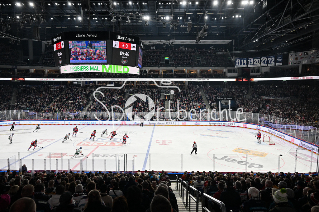 Eisbären Berlin - Augsburger Panther | BERLIN, GERMANY - 04. JANUARY: ein Blick in die ausverkaufte Arena in Berlin / Symbolbild während dem Match zwischen den Eisbären Berlin und den Augsburger Panthern am 36. Spieltag der Penny DEL in der UBER Arena