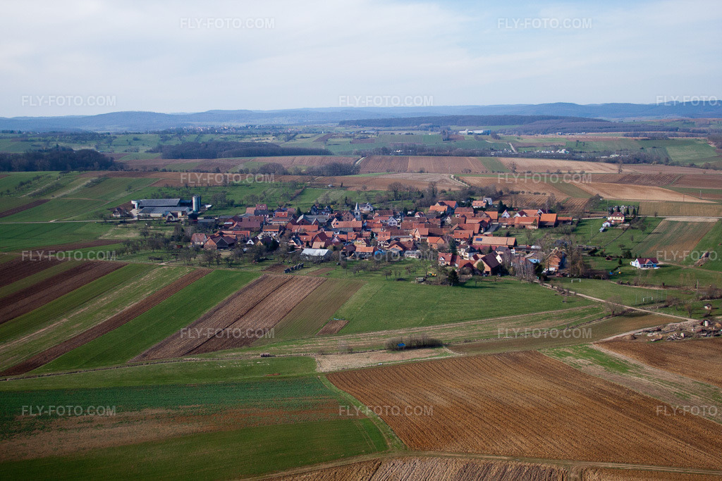 Aerial view: View of the town in Zœbersdorf in the state Bas-Rhin, France. – Photo: IMG_38588.jpg taken on 03/20/2011 by Werner Riehm/FLY-FOTO.com – Resolution of the original: 4752 x 3168 px