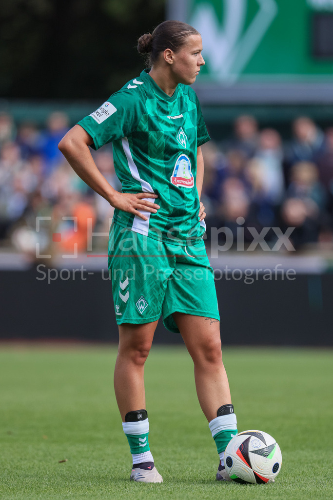 Fussball, Google Pixel Frauen-Bundesliga, SV Werder Bremen - 1. FFC Turbine Potsdam | v.li.: Larissa Mühlhaus (SV Werder Bremen, 7) steht zum Freistoß bereit, am Ball, Freisteller, Einzelbild, Ganzkörper, Aktion, Action, Spielszene