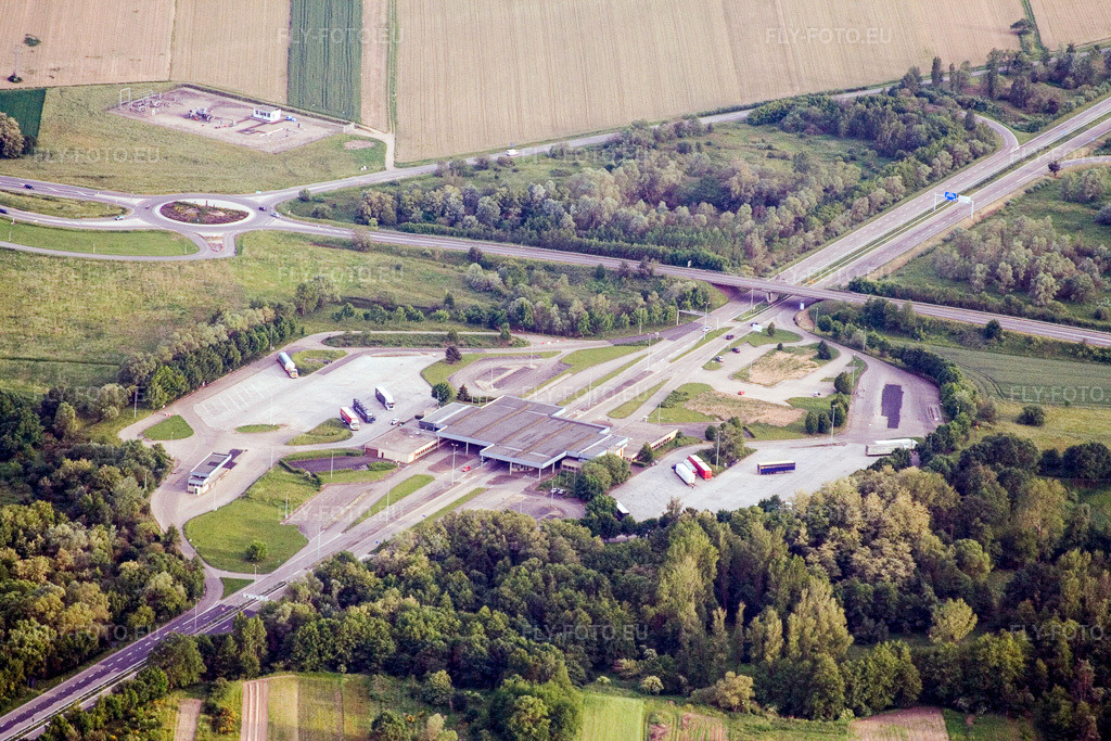 Vue aérienne: Poste frontière B9 à Lauterbourg dans le département Bas Rhin, France. Photo: IMG_2381.jpg prise le 04/06/2006 par Werner Riehm/FLY-FOTO.euRésolution de l'original: 3456 x 2304 px