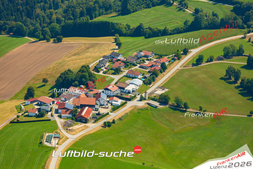 Schöne Luftaufnahme Unterholdenberg Waldkirchen - Die Luftaufnahme wurde 2025 vom Flugzeug heraus erstellt ( keine Drohne ) - Hochauflösende Luftaufnahme - für professionelle Ausdrucke geeignet. Die Geschenkidee !Mit Lizenz und Bildrechte bestellbar