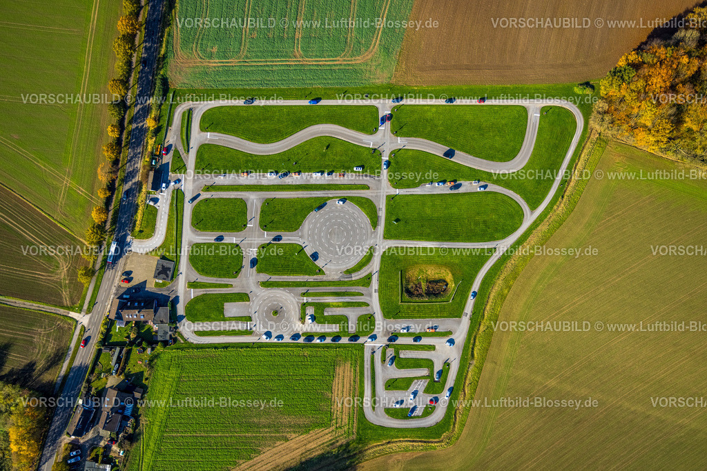 Mettmann231100274Verkehrsuebungsplatz | Luftbild, Verkehrsübungsplatz Mettmann Übungsgelände für Fahrschüler, fahrende PKWs, umgeben von herbstlichen Laubbäumen, Mettmann, Rheinland, Nordrhein-Westfalen, Deutschland