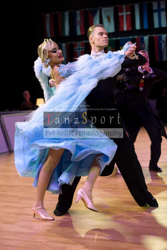 20241215_WDSF_Int_Open_Std-Riga-9813 | Tanzsportbilder, Standardtanz, Lateintanz, WDSF, DTV, LTVB, dancecomp, goc, hessen tanzt, blaues band der spree, walzer, tango, wiener walzer, slowfox, quickstepp, samba, rumba, cha-cha-cha, paso doble. jive, hd-kroft photography, turniertanzsport