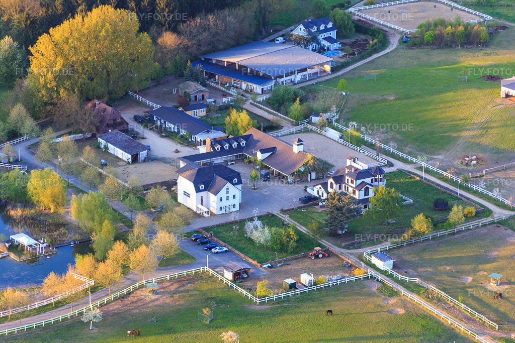 Luftbild: Gestüt Wolf an der A5 in Bickenbach im Bundesland Hessen in Deutschland. Foto: IMG_077772.jpg vom 23.04.2015 durch Werner Riehm/FLY-FOTO.deWWW.GESTUET-WOLF.DE