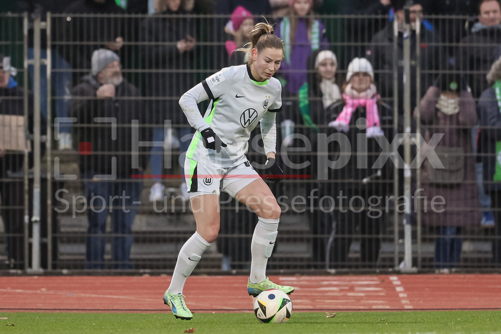 Fussball, Google Pixel Frauen-Bundesliga, SV Werder Bremen - VfL Wolfsburg | v.li.: Sarai Linder (VfL Wolfsburg, 39) am Ball, Freisteller, Einzelbild, Ganzkörper, Aktion, Action, Spielszene, DIE DFB-RICHTLINIEN UNTERSAGEN JEGLICHE NUTZUNG VON FOTOS ALS SEQUENZBILDER UND/ODER VIDEOÄHNLICHE FOTOSTRECKEN. DFB REGULATIONS PROHIBIT ANY USE OF PHOTOGRAPHS AS IMAGE SEQUENCES AND/OR QUASI-VIDEO.