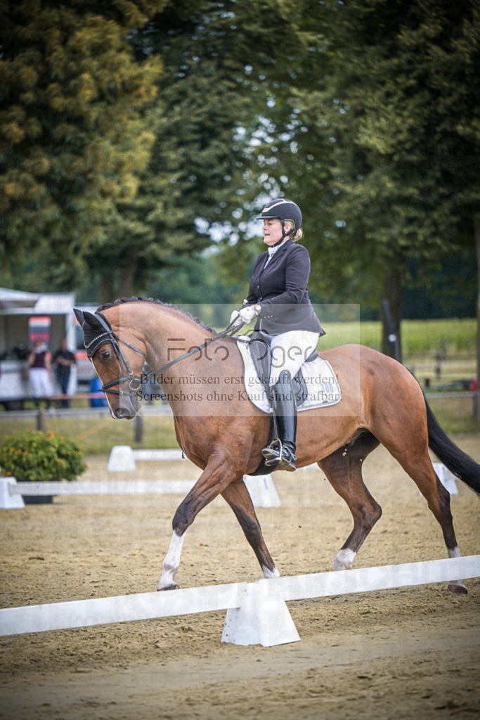 DOS_9289 | Entdecke hochwertige Reitturnierfotos von Foto Oger. Professionell, emotional und authentisch – jetzt Lieblingsmomente im Shop bestellen.Deutschlandweite Turnierfotografie. - Realisiert mit Pictrs.com