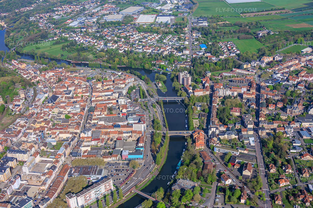Aerial view: City overview on the banks of the Saar River from the south in Saargemünd in the state Moselle, France. – Photo: IMG_154568.jpg taken on 04/18/2026 by Werner Riehm/FLY-FOTO.com – Resolution of the original: 6000 x 4000 px