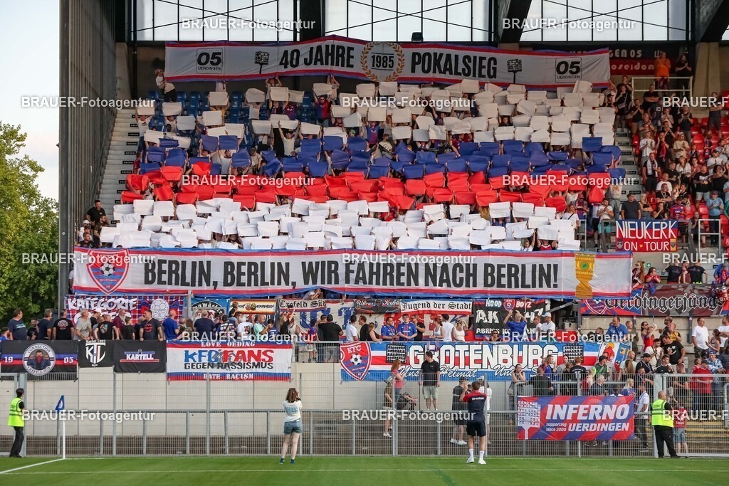 SB_KFCBAU_20250815_3843.JPG -  - KFC Uerdingen - SF Baumberg - Oberliga Niederrhein | Krefeld, Deutschland, 15.08.25: Fans von KFC Uerdingen machen eine Choreographie während des Oberliga Niederrhein Spiels zwischen KFC Uerdingen - SF Baumberg in der Grotenburg Stadion am 15. August 2025 in Krefeld, Deutschland. (Foto von Stefan Brauer/Brauer-Fotoagentur)