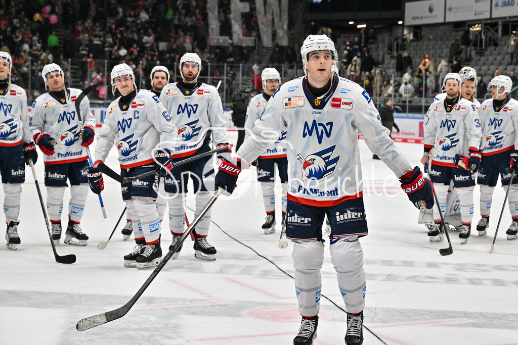 Augsburger Panther - Adler Mannheim | Die Mannheimer Adler bedanken sichb ei den mitgereisten Fans nach dem Sieg in Augsburg / DEL: Augsburger Panther - Adler Mannheim, Curt Frenzel Stadion am 26.12.2024 / Stefan LOIBL (Adler Mannheim 13)