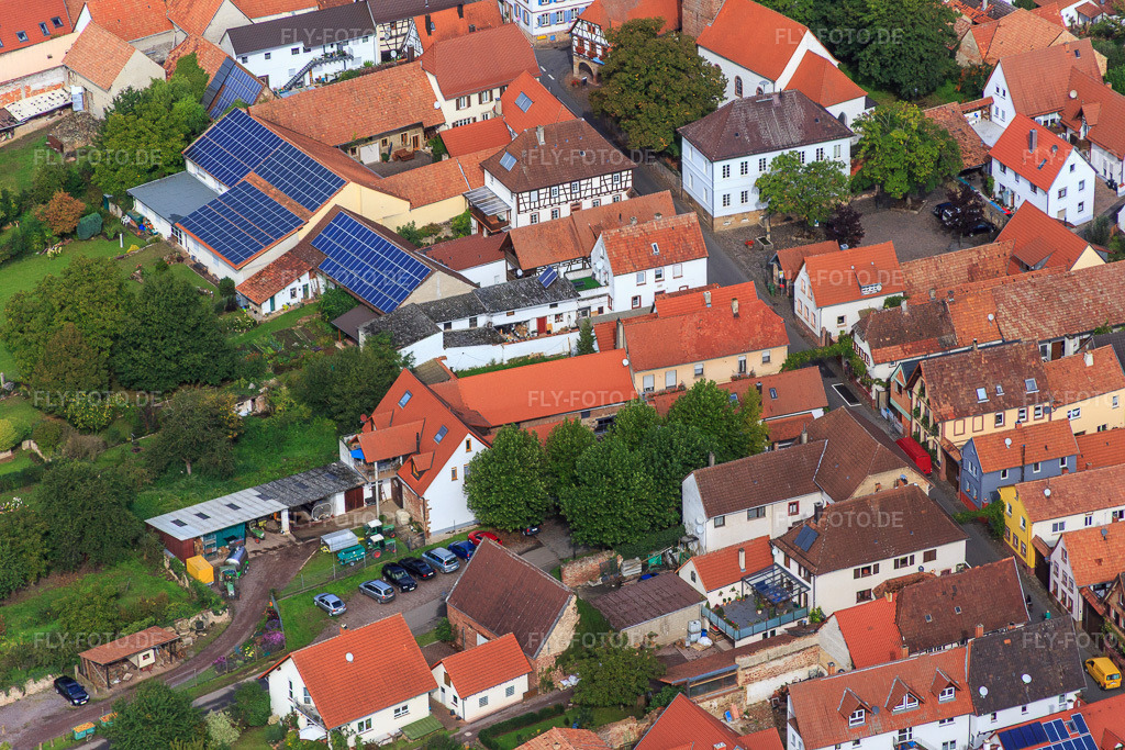 Luftbild: Hauptstraße von Südosten im Ortsteil Heuchelheim in Heuchelheim-Klingen im Bundesland Rheinland-Pfalz in Deutschland. Foto: IMG_072651.jpg vom 19.09.2014 durch Werner Riehm/FLY-FOTO.deAuflösung des Originals: 5472 x 3648 px