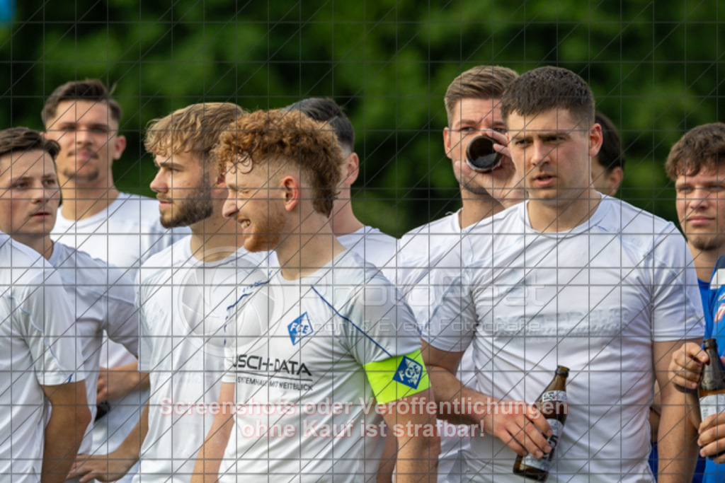 20250529_183443_0250 | #,  VfL Kirchheim (blau) vs. 1.FC Eislingen (weiß), Fußball, Bezirkspokal Finale - Bezirk Neckar/Fils, 2024/2025, Rasenplatz VfL Stadion Kirchheim, Jesinger Straße 105, 73230 Kirchheim, 29.05.2025 - 16:30 Uhr,Foto: PhotoPeet-Sportfotografie/Peter Harich