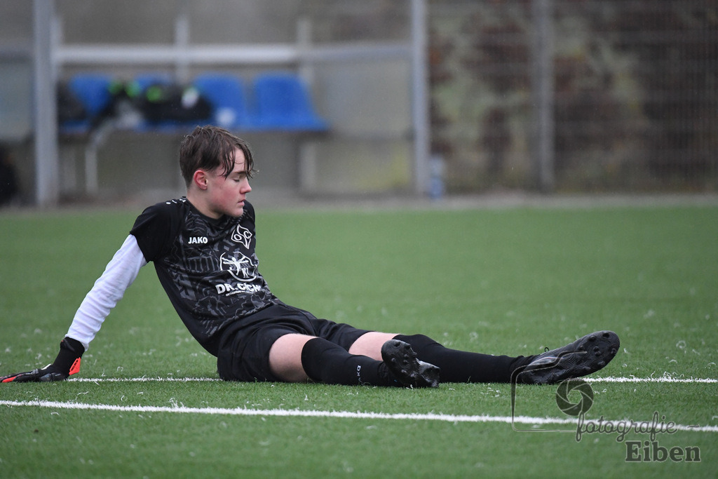 JFV Edewecht-Osnabrücker SC | C-Jugend Landesliga; JFV Edewecht (grün)-Osnabrücker SV (rot) am 18.11.2023; in Edewecht (Sportanlage Göhlenweg), Photo: Philip Eiben 2023 - Realisiert mit Pictrs.com