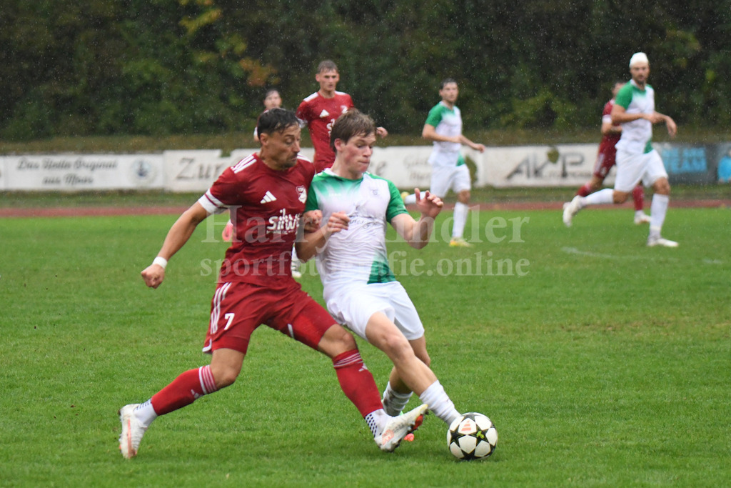 SpVgg GW Deggendorf : TSV Mauth | Maximilian Eichlinger (SpVgg GW Deggendorf #27) im Zweikampf gegen Korbinian Tolksdorf (TSV Mauth) bei strömenden Regen - Realisiert mit Pictrs.com