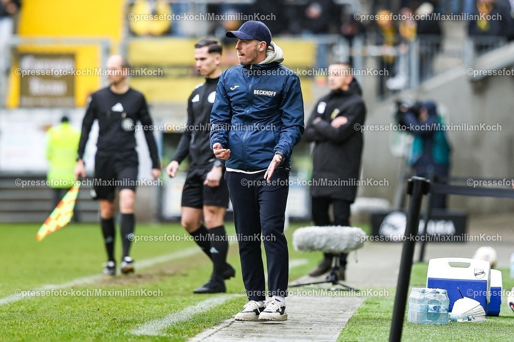 xKWIx21022601094 | 21.02.2026, xKWIx, Fußball, 3. Liga, Alemannia Aachen - SC Verl, Tivoli: Tobias Strobl (SC Verl Cheftrainer) am Spielfeldrand Photo: xKamilxWilkowskixPressefotoKochx