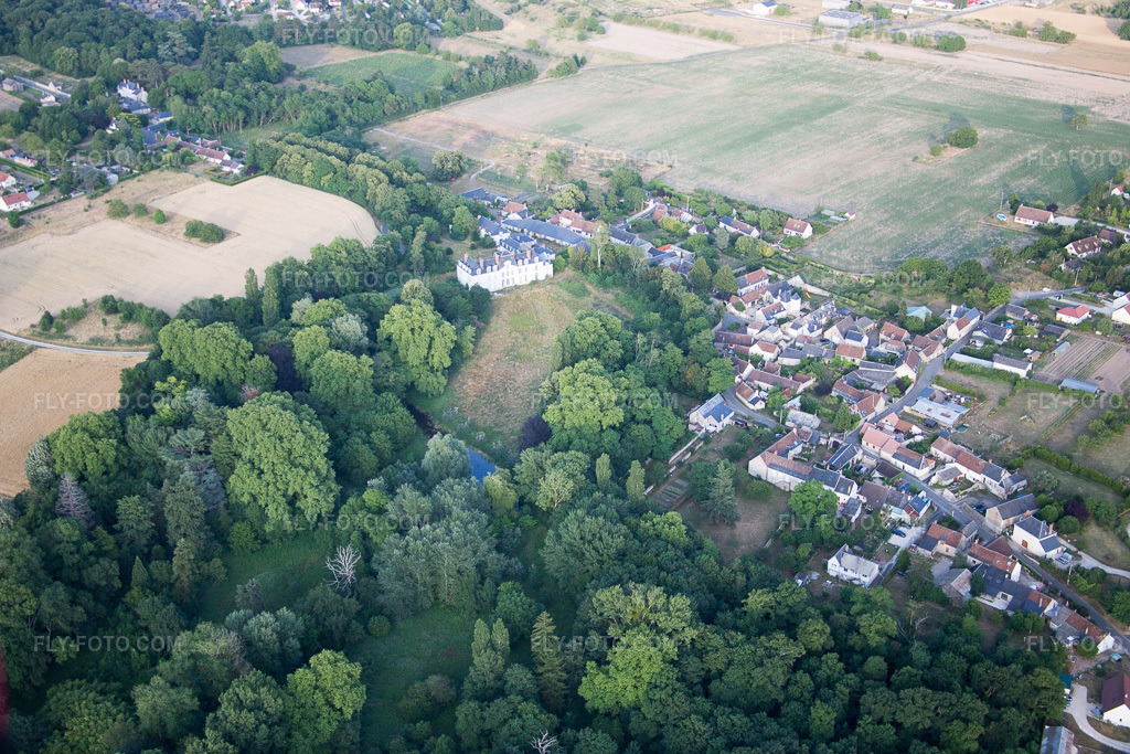 Aerial view: Chateau de Madon in Candé-sur-Beuvron in the state Loir et Cher, France. – Photo: IMG_082482.jpg taken on 06/20/2015 by Werner Riehm/FLY-FOTO.com – Resolution of the original: 5265 x 3510 px