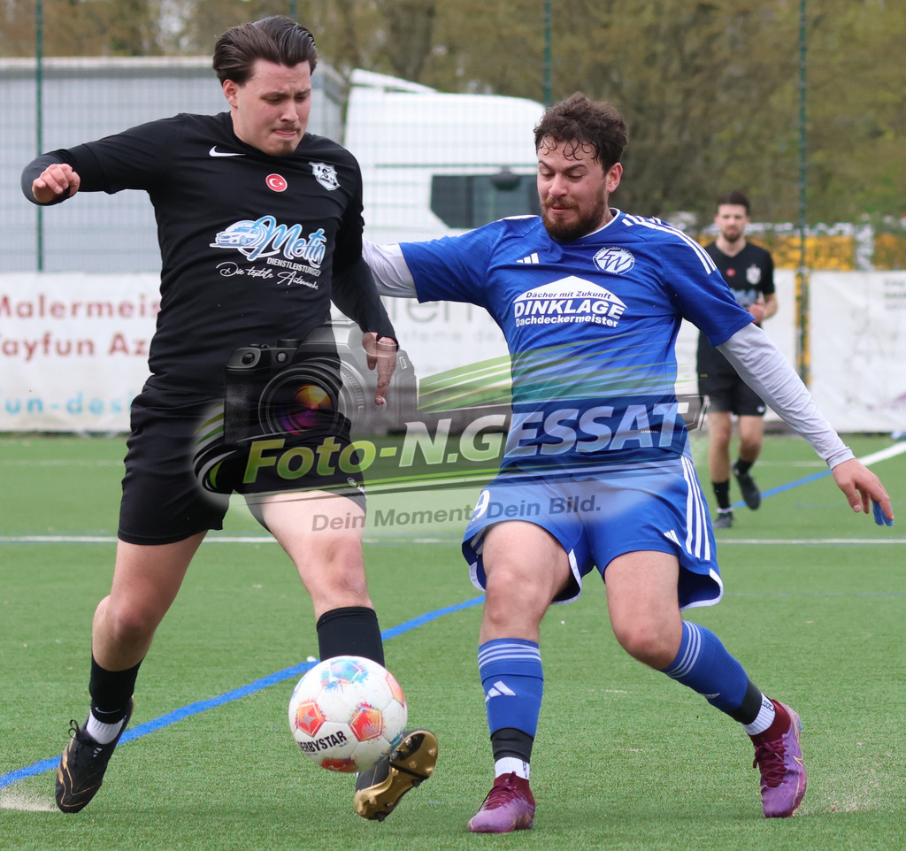 SV Enger-Westerenger - TSV Löhne | Auf dem Bild zu sehen: blau SV Enger-Westerenger: Taha Baroude ; schwarz TSV Löhne: Kursad Yurdakul SV Enger-Westerenger, TSV Löhne, Saison 25/26, Kreisliga A, Enger, Deutschland - Realisiert mit Pictrs.com