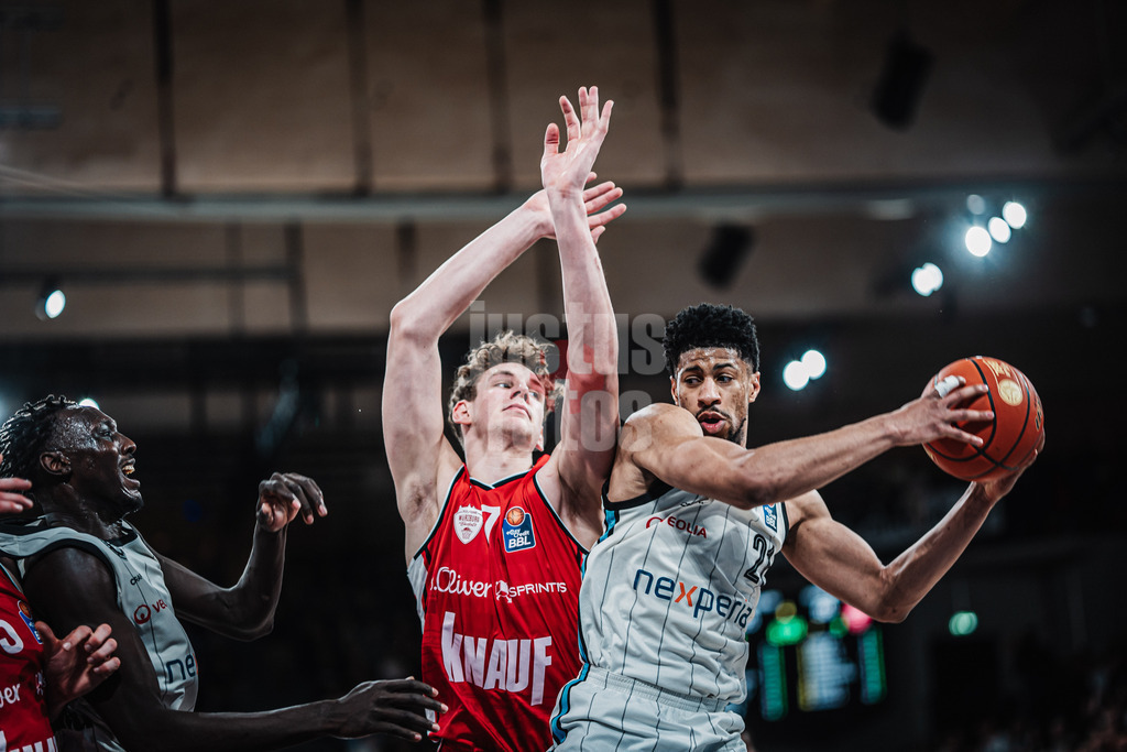 Basketball | Männer | Saison 2024/2025 | easyCredit Basketball Bundesliga | 18. Spieltag | Veolia Towers Hamburg vs. FIT/One Würzburg Baskets | 26.01.2025 | v.l. Hannes Steinbach (#7, FIT/One Würzburg Baskets) gegen Jordan Barnett (#21, Veolia Towers Hamburg)