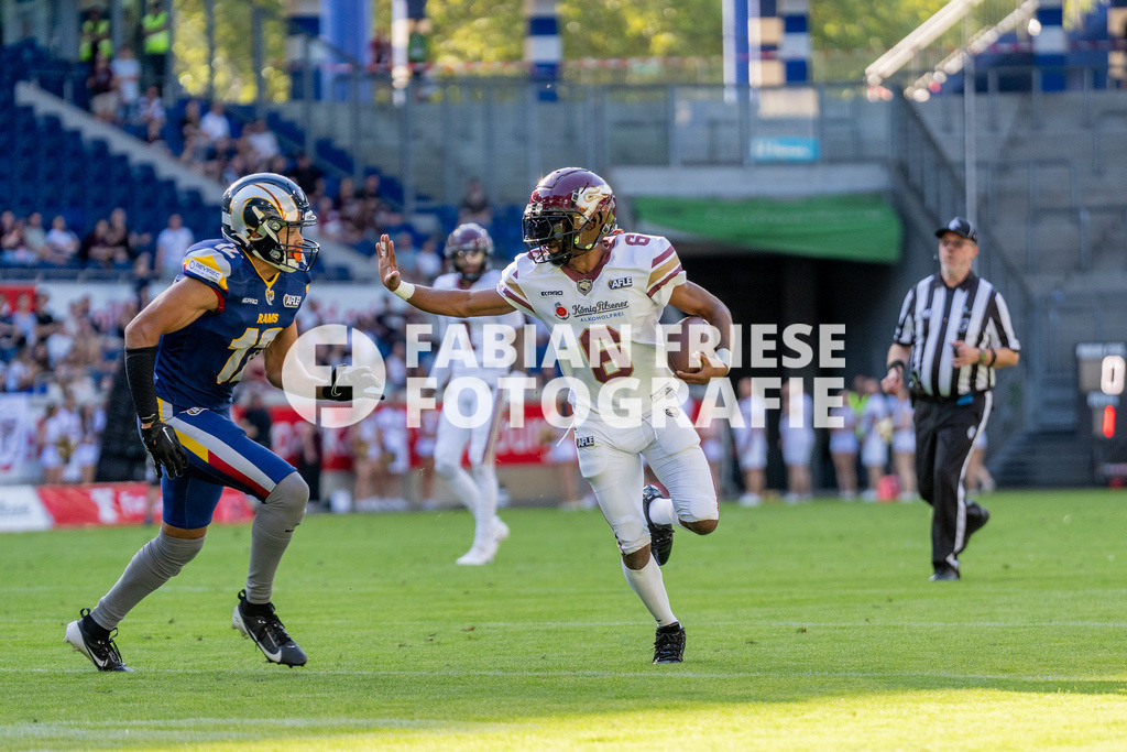 GER Rhein Fire vs. Alpine Rams, American Football, AFLE, Saison 2026, 01.08.2026 | Kaylon Geiger (Rhein Fire, #06) marschiert an Matheo Diarra (Alpine Rams, #12) vorbei,GER Rhein Fire vs. Alpine Rams, American Football, AFLE, Saison 2026, 01.08.2026Foto: Eibner-Pressefoto/Fabian Friese - Realisiert mit Pictrs.com