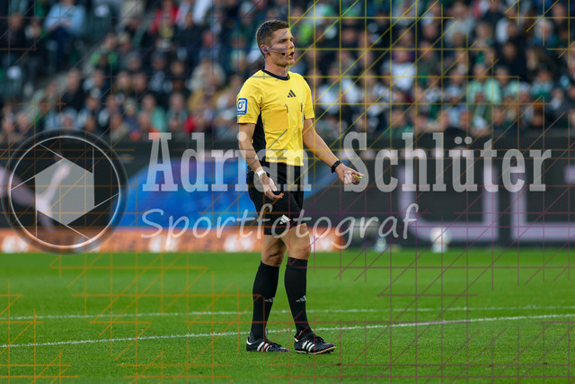 Borussia Mönchengladbach vs Eintracht Frankfurt - Bundesliga  | Mönchengladbach, Deutschland, 27.09.25:   Schiedsrichter Dr. Florian Exner gestikuliert, Gestik waehrend des Spiels der Bundesliga zwischen Borussia Mönchengladbach vs Eintracht Frankfurt im Stadion im Borussia Park(Foto von Brauer-Fotoagentur / Adrian Schlueter)