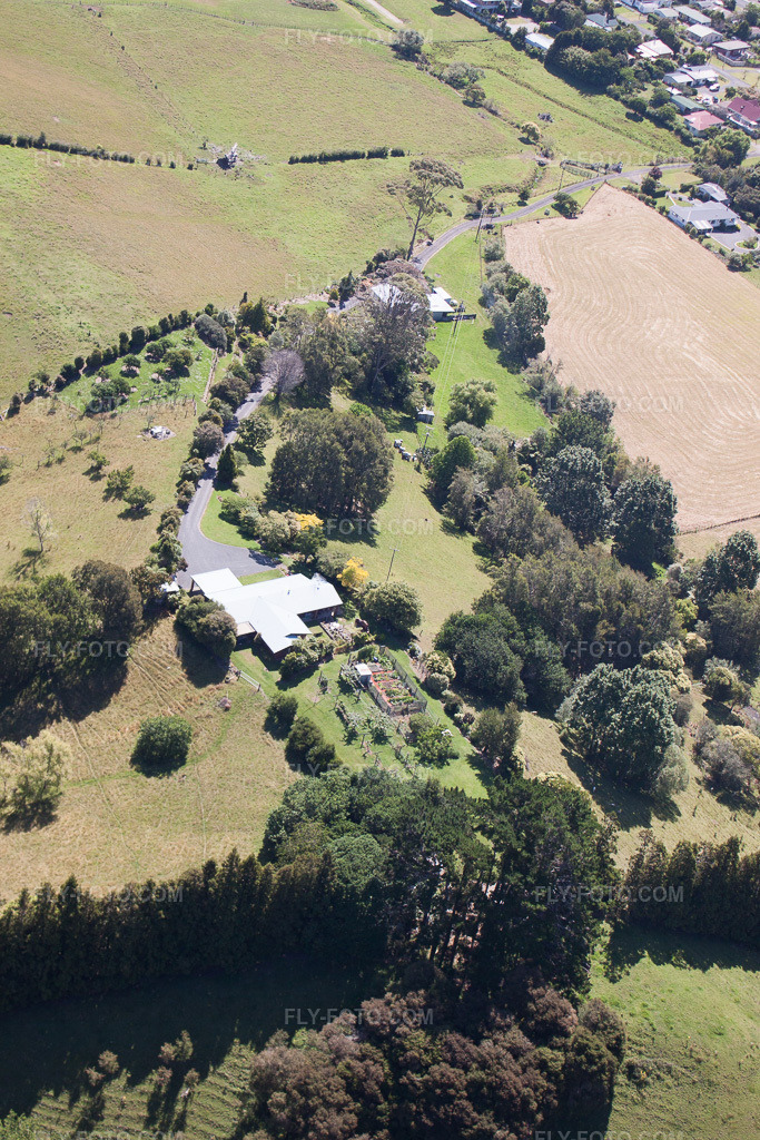 Aerial view: View of the town in Coromandel in the state Waikato, New Zealand. – Photo: IMG_55787.jpg taken on 01/12/2013 by Werner Riehm/FLY-FOTO.com – Resolution of the original: 3168 x 4752 px