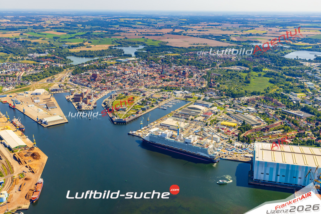 Hafenbereich Wismar Bild- Das Luftbild wurde 2025 vom UL-Flugzeug heraus erstellt ( keine Drohne bzw. Drohnenaufnahme ) - Hochauflösende Luftaufnahme -Nicht vergleichbar mit Google Maps oder Satelittenbilder- Die Geschenkidee !Mit Lizenz und Bildrechte bestellbar - CC