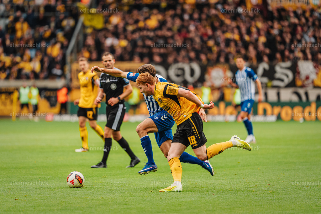 Dresdner SC - Allianz MTV Stuttgart, DEKRA 1. Bundesliga Frauen, Volleyball | Im Bild: Zweikampf Robert Wagner (18, SG Dynamo Dresden) und 1. FC Magdeburg18.10.2026, SG Dynamo Dresden - 1. FC Magdeburg, 2. BUNDESLIGA - 8. SPIELTAG, Fußball, Deutschland, Dresden, Rudolf-Harbig-Stadion