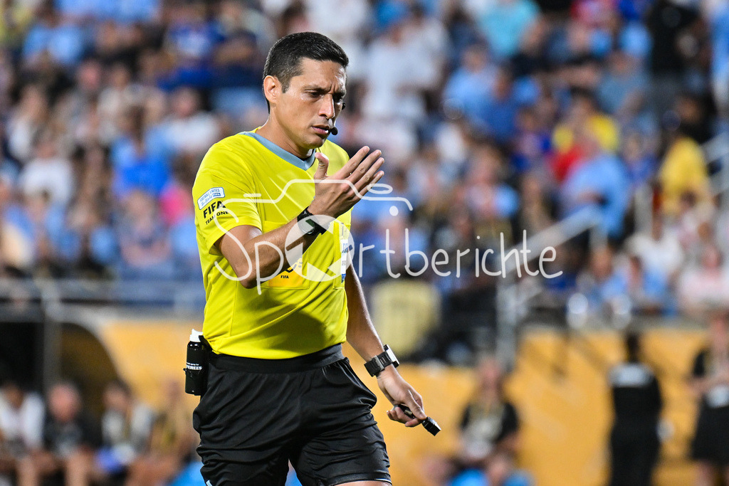 Manchester City - Al-Hilal SFC | im Bild Schiedsrichter Jesus VALENZUELA in Akion / Einzelfoto / Freisteller / FIFA Club World Cup: Manchester City - Al-Hilal SFC, Camping World Stadium am 30.06.2025/ NOT FOR SALE IN USA