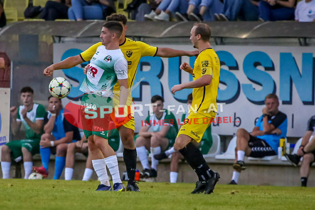 SV Feldkirchen - SC Launsdorf 2-1, Unterliga Ost | Tim Oman (SV Feldkirchen #9) Davor Ponjavic (SC Launsdorf #2) Manuel Leitgeb (SC Launsdorf, K #4) SV Feldkirchen - SC Launsdorf 2-1 am 23.08.2023 in Feldkirchen
(Modehaus NIMO Arena), Austria, (Photo by Ernst Krawagner sport-fan.at) - Realisiert mit Pictrs.com