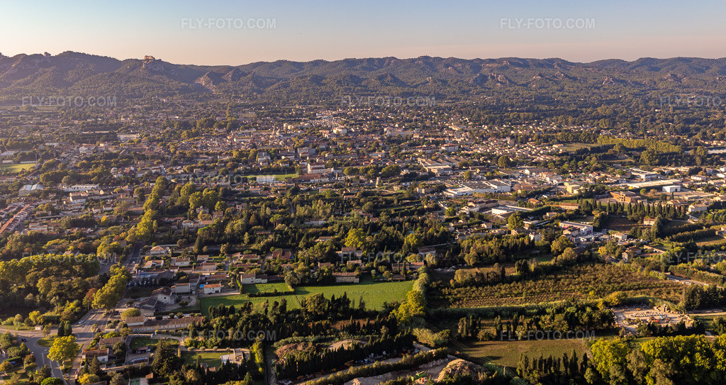 Aerial view: View of the town in Saint-Rémy-de-Provence in the state Bouches du Rhone, France. – Photo: IMG_129609-Pano.jpg taken on 09/23/2021 by Werner Riehm/FLY-FOTO.com – Resolution of the original: 6622 x 3509 px