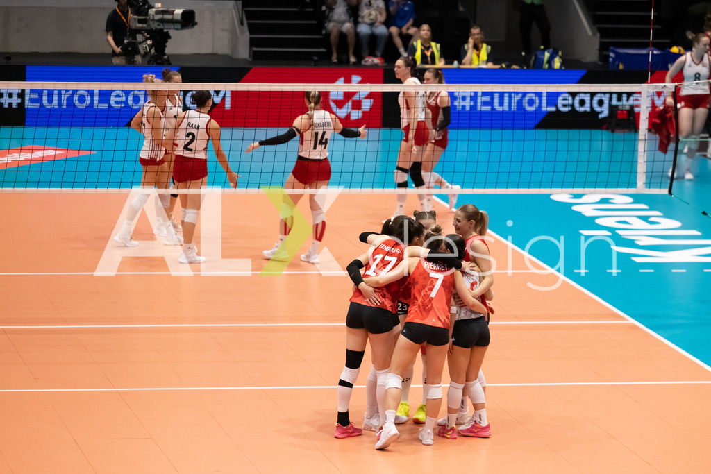 Austria v Switzerland - CEV European League Women | KRIENS, SWITZERLAND - JUNE 14: Team of Switzerland celebrating during the CEV European League match between Austria and Switzerland at Pilatus Arena on June 14, 2026 in Kriens, Switzerland. - Realisiert mit Pictrs.com