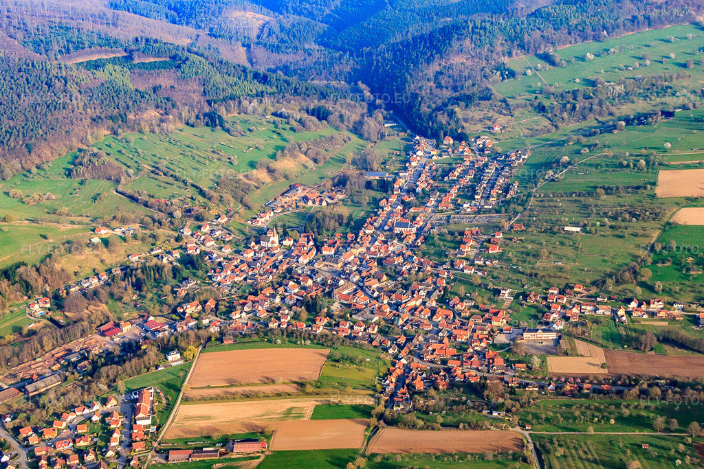 Vue aérienne: Vue de la ville depuis le sud à Lembach dans le département Bas Rhin, France.Photo: IMG_63685.jpg prise le 30/03/2014 par Werner Riehm/FLY-FOTO.euRésolution de l'original: 4414 x 2943 px