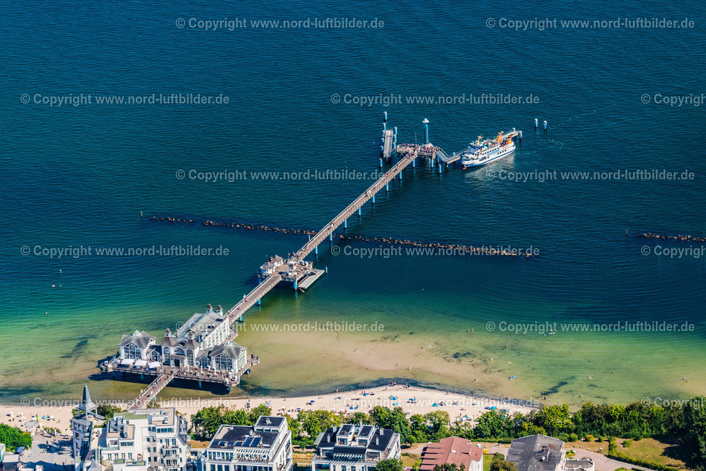 Sellin_Adler_Schiff_MS_Mönchsgut_ELS_5120100822 | OSTSEEBAD SELLIN 10.08.2022 Laufflächen und Konstruktion und Tauchgondel der Seebrücke über der Wasseroberfläche der Ostsee in Ostseebad Sellin auf der Insel Rügen im Bundesland Mecklenburg-Vorpommern, Deutschland. Weiterführende Informationen bei: Adler-Schiffe GmbH & Co. KG,  Seebrücke Sellin. // Running surfaces and construction of the pier over the water surface . in Ostseebad Sellin on the island of Ruegen in the state Mecklenburg - Western Pomerania, Germany. Further information at: Adler-Schiffe GmbH & Co. KG,  Seebruecke Sellin. Foto: Martin Elsen