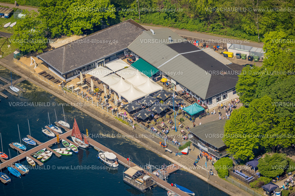 Duesseldorf240501170UnterbacherSee | Luftbild, Freizeitgestaltung am Unterbacher See, Se[h]restaurant am Bootshafen, Sonnenschirme und Baldachin, Bootsanlegestellen Segelboote und Tretboote, Unterbach, Düsseldorf, Rheinland, Nordrhein-Westfalen, Deutschland