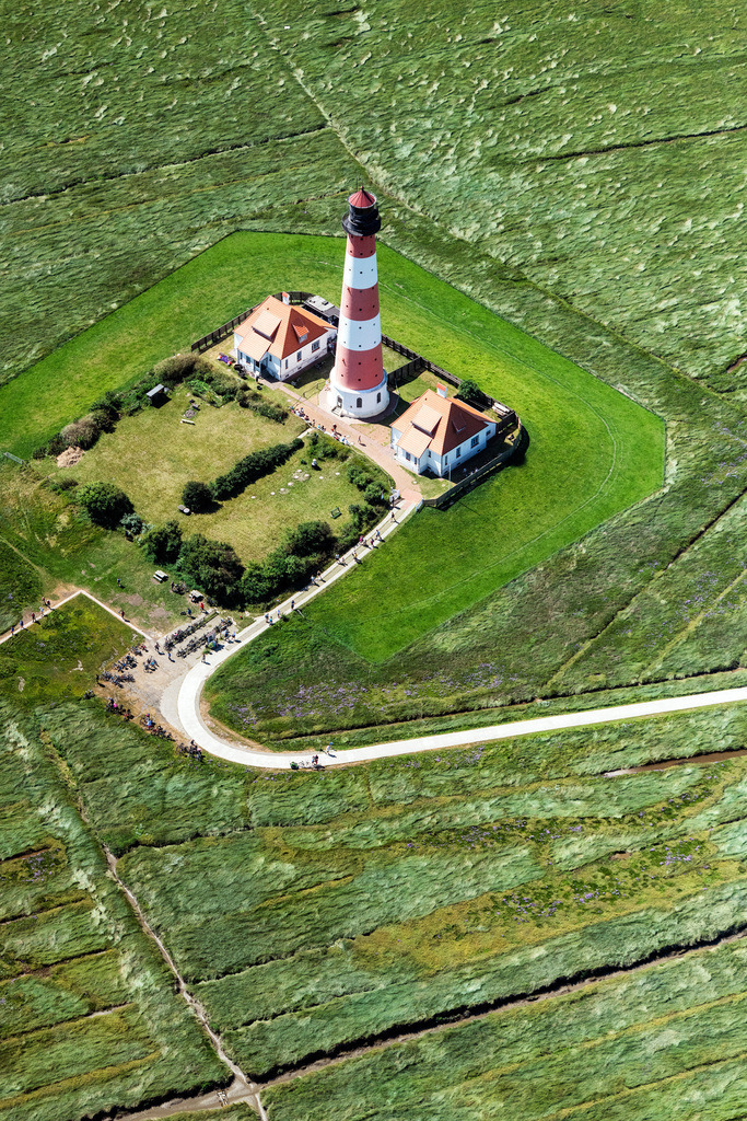 dr__0038932.jpg | WESTERHEVER 23.07.2019 Leuchtturm als historisches Seefahrtszeichen im Küstenbereich der Nordsee im Ortsteil Hauert in Westerhever im Bundesland Schleswig-Holstein. // Lighthouse as a historic seafaring character in the coastal area of North Sea in the district Hauert in Westerhever in the state Schleswig-Holstein. Foto: Daniel Reiter