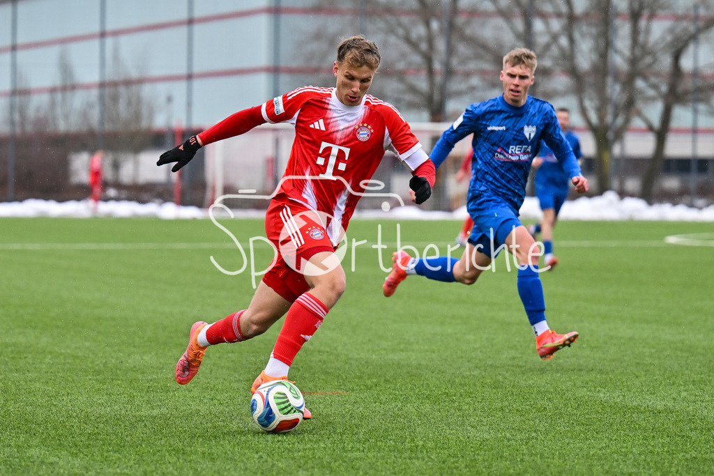 FC Bayern Amateure - SGV Freiberg Fussball | MUNICH, GERMANY - 29. JANUARY: am Ball Anton HEINZ (FC Bayern München II 9) während dem Testspiel zwischen den Amateuren des FC Bayern und dem SGV Freiberg Fussball am FC Bayern Campus