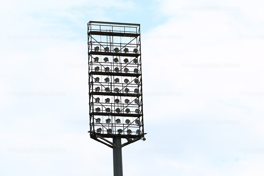 NH_BorussiaDortmundU19_TSG1899HoffenheimU19_U19Bundesliga_30052024 | Flutlichtmast im Stadion Niederrhein.

Fußball I Junioren I A-Junioren Bundesliga I Saison 2023-2024 I Finale Deutsche Meisterschaft I Borussia Dortmund U19 - TSG 1899 Hoffenheim U19 I 30.05.2024 I Stadion Niederrhein
