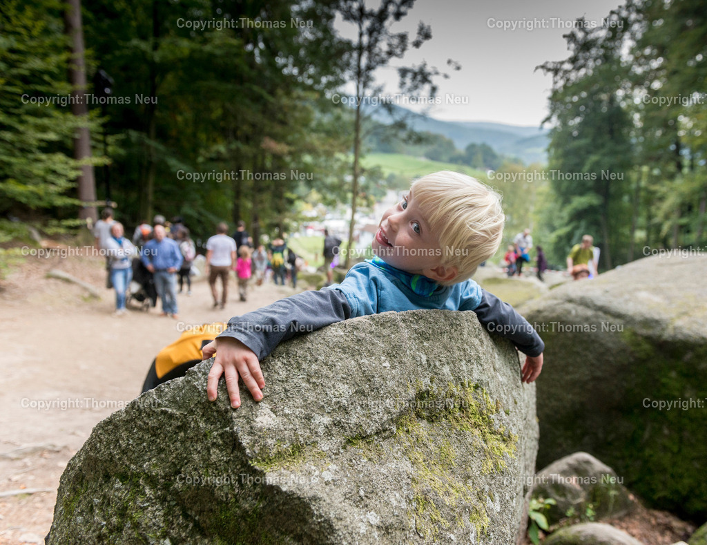 felsenmeer-odenwald-granitbloecke-reichenbach-lautertal_Touristenattraktion_Fotografie-Thomas-Neu-14 | Das Felsenmeer in Reichenbach (Lautertal) im Odenwald ist eine der beliebtesten Touristenattraktionen in ganz Hessen. Schon in der Römerzeit wurden hier Steine behauen, die Reste des römischen Steinbruchs sind noch zu sehen, besonders die Riesensäule ist eine Attraktion,