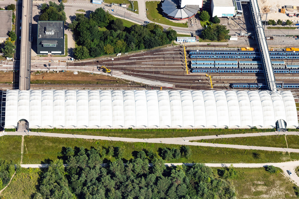 dr__0010781.jpg | MüNCHEN 13.07.2018 Bahnhofsgebäude und Gleisanlagen des U-Bahnhofes Fröttmaning im Ortsteil Schwabing-Freimann in München im Bundesland Bayern, Deutschland. Weiterführende Informationen bei: Peter Bohn + Assoziierte  Gesellschaft von Architekten mbH. // Station building and track systems of Metro subway station Froettmaning in the district Schwabing-Freimann in Munich in the state Bavaria, Germany. Further information at: Peter Bohn + Assoziierte  Gesellschaft von Architekten mbH. Foto: Daniel Reiter