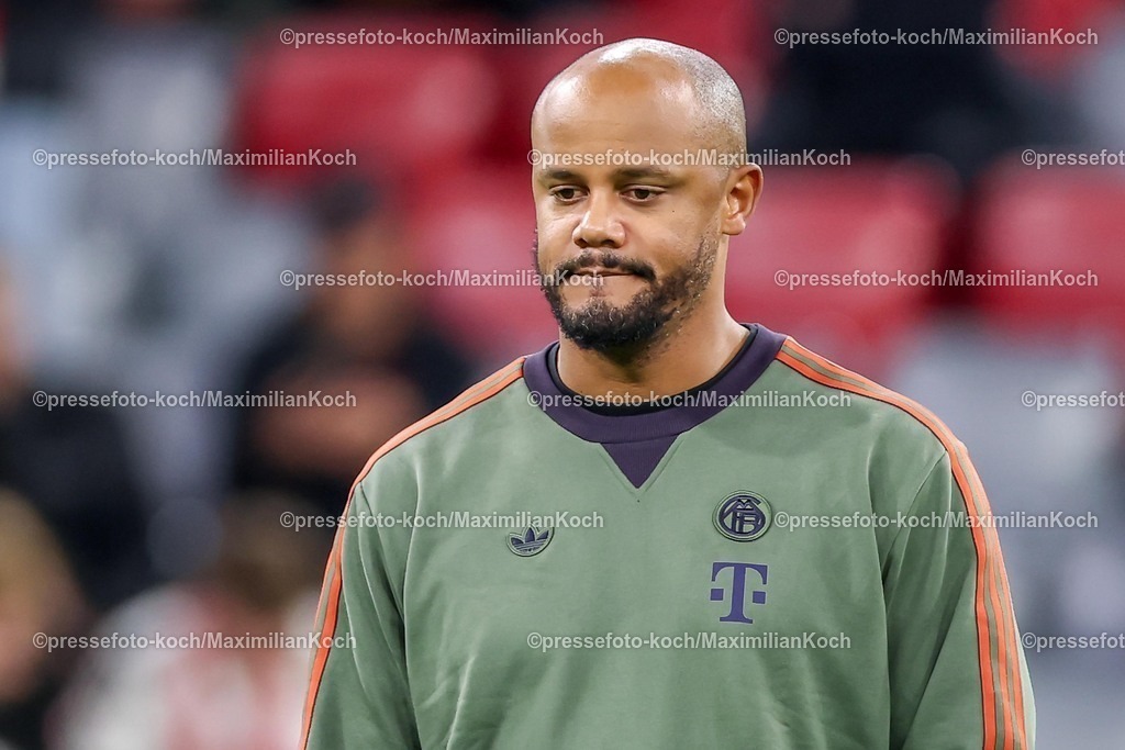 UCL22102501024 | 22.10.2025, Fußball, UEFA Champions League, FC Bayern München - Club Brügge, Allianz Arena, Saison 2025 2026: Cheftrainer Vincent Kompany (FC Bayern Muenchen #hc)  bei der Platzbegehung vor dem Spiel Regulations prohibit any use of photographs as image sequences and or quasi-video.
