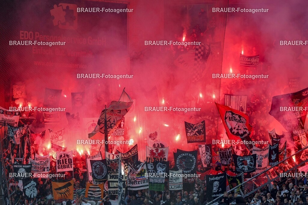 Bayer 04 Leverkusen vs Eintracht Frankfurt - Bundesliga  | Leverkusen, Deutschland, 12.09.25:   die Fans von Eintracht Frankfurt zünden Pyrotechnik waehrend des Spiels der Bundesliga zwischen  Bayer 04 Leverkusen vs Eintracht Frankfurt in der BayArena(Foto von Brauer-Fotoagentur / Adrian Schlueter)