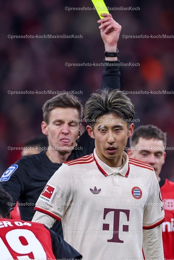 Lev15022501252 | 15.02.2025, Fußball, Bayer 04 Leverkusen - FC Bayern München, 1. Fußball Bundesliga, 22. Spieltag, BayArena, Saison 2024 2025: Schiedsrichter Daniel Siebert zeigt Hiroki Ito (FC Bayern #21) die Gelbe KarteDFB regulations prohibit any use of photographs as image sequences and or quasi-video.