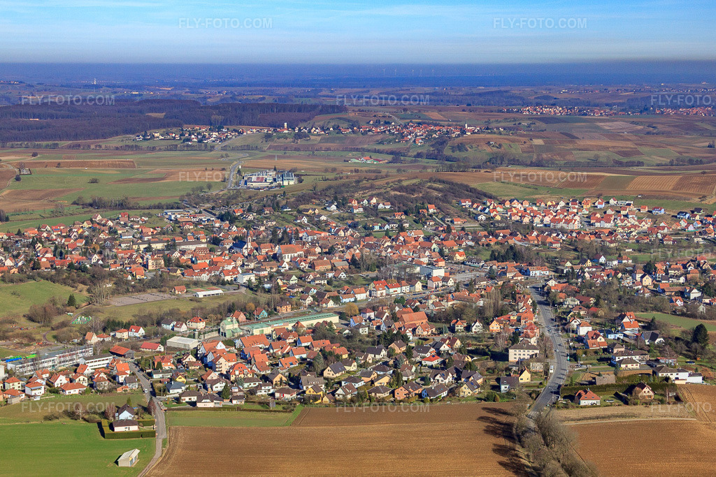 Aerial view: View of the town from the southwest in Soultz-sous-Forêts in the state Bas-Rhin, France. – Photo: IMG_37444.jpg taken on 02/07/2011 by Werner Riehm/FLY-FOTO.com – Resolution of the original: 4636 x 3091 px