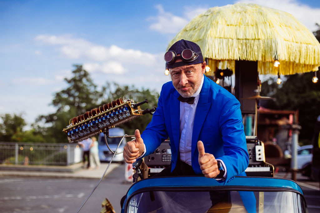 Universal Druckluft Orchester | Das Universal Druckluft Orchester mit Peter Till am Forte Belvedere Leisnig zum Festival Hallo Leisnig 2022. - Realisiert mit Pictrs.com