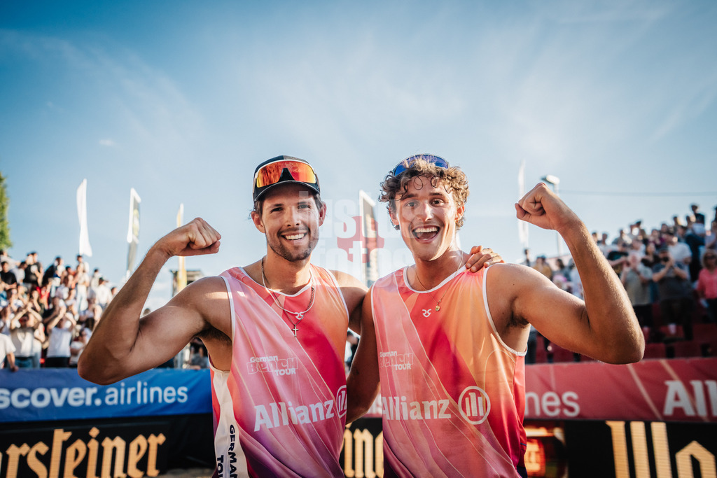 Beachvolleyball | Männer | Allianz German Beach Tour 2025 | Tourstop Düsseldorf | 09.05.2025 | v.l. Jubel bei Niklas Held und Hennes Nissen nach dem Sieg