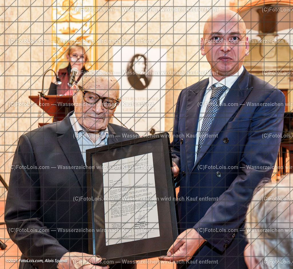 _ALP3813_Gedenken_Olejniczak Janusz | XLI. CHOPIN-Festival - Barockbibliothek, Sa 16. Aug. 2025, 20.00 Uhr, NOCTURNO - nächtliches Konzert bei Kerzenlicht, Frédéric Chopin und die Kämpfer für Frieden, Recht und Freiheit seiner Zeit. SolistInnen des Festivals: Yinqi Wang, Piotr Koscik, Anna Maria Niemiec - Violincello, Manfred Wagner Artzt, Clara Biermasz, Rachel Cheung, Natalia Rehling, Kamila Sacharzewska, Donka Angatscheva, Yves Henry. Moderation: Liliana Niesielska. Werke von Frédérik Chopin, Franz Liszt, Franz Schubert, Robert Schumann, Gabriel Fauré, Elisabeth Wiedner-Zajac (Komponistin) - ihr Werk wurde von Natalia Rehling, der es gewidmet ist, uraufgeführt.                    Im Bild: Intendant Theodor Kanitzer mit dem  Sohn (Pavel) des noch vor einem Jahr hier aufgetretenen und im Herbst verstorbenen, Janusz Olejniczak, mit dem Originalschreiben Kanitzers für das erste Engagement des Klaviersolisten aus dem Jahre 1986.