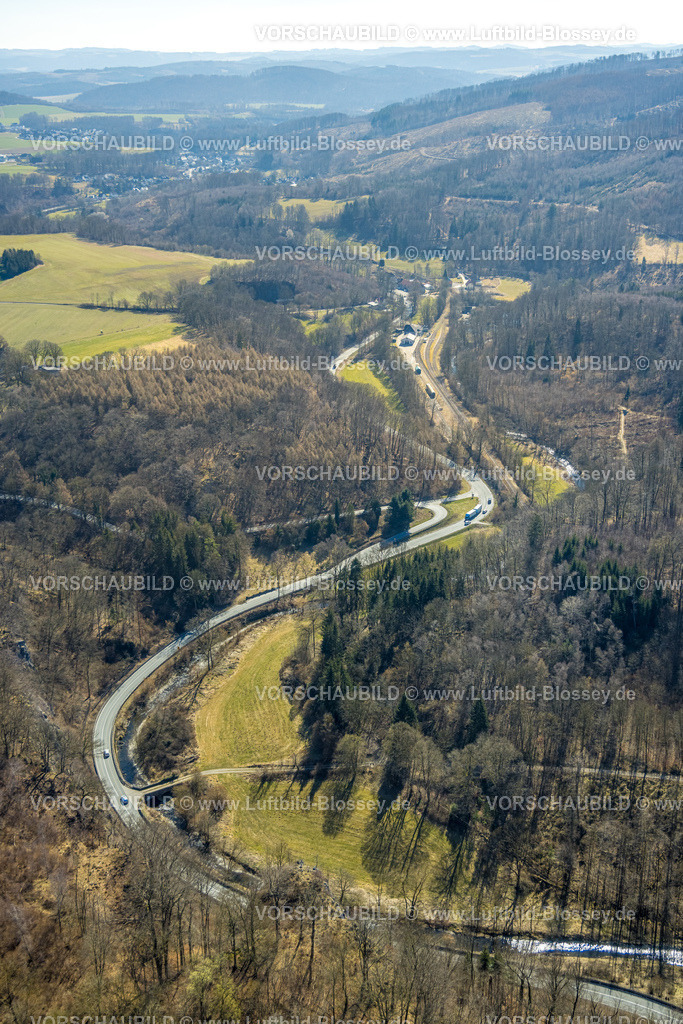 Balve250304035 | Luftbild, die Bundesstraße B515 Klusenstein windet sich durch das bewaldete Hönnetal, Eisborn, Balve, Sauerland, Nordrhein-Westfalen, Deutschland