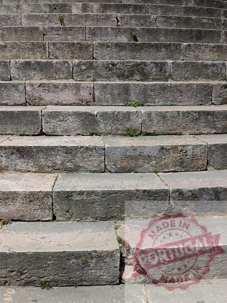 Ancient weathered stone stairs showing historic architecture | Weathered stone stairs with cracks and small weeds growing, indicating old age and decay - Realisiert mit Pictrs.com